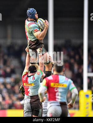 London, Großbritannien. 03 Dez, 2017. James Horwill der Harlekine fangen den Ball während Aviva Premiership Übereinstimmung zwischen Harlekine vs Sarazenen in Twickenham Stoop am Sonntag, den 03. Dezember 2017. LONDON ENGLAND. Credit: Taka G Wu Credit: Taka Wu/Alamy leben Nachrichten Stockfoto