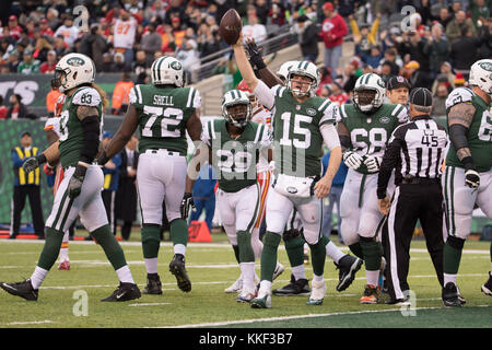 East Rutherford, New Jersey, USA. 3 Dez, 2017. New York Jets Quarterback Josh McCown (15) Hält die Fußball nach einen Touchdown während der NFL Spiel zwischen der Kansas City Chiefs und die New York Jets an MetLife Stadium in East Rutherford, New Jersey. Die New York Jets gewannen 38-31. Christopher Szagola/CSM/Alamy leben Nachrichten Stockfoto