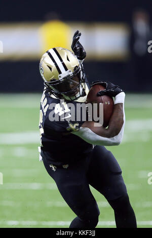 New Orleans, USA. Dezember 03, 2017 - New Orleans Saints zurück laufen Alvin Kamara (41) läuft gegen Carolina Panthers im ersten Quartal im Mercedes-Benz Superdome in New Orleans, LA. Stephen Lew/CSM Stockfoto