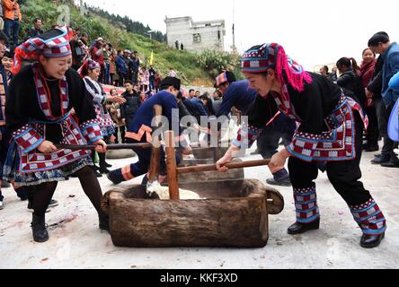 Rongjiang, chinesische Provinz Guizhou. Dezember 2017. Menschen aus der ethnischen Gruppe der Yao machen Ciba, oder klebrige Reiskuchen, zur Feier des Panwang Festivals im Dorf Tashi im Bezirk Rongjiang, südwestchinesische Provinz Guizhou, 3. Dezember 2017. Das Panwang Festival wird von den Yao gefeiert, um den Vorfahren Tribut zu zollen. Quelle: Shi Qingwei/Xinhua/Alamy Live News Stockfoto