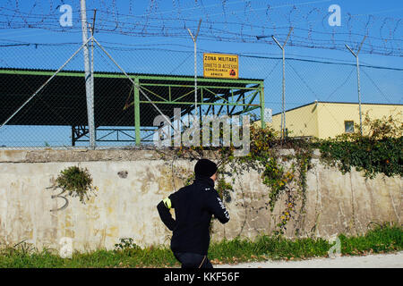 Florenz, Italien. 4. Dezember, 2017. Menschen zu Fuß. US-Militärbasis. Florenz. Italien wird schnell zu einem der mächtigen militärischen Partner für USA Credit: Lorenzo codacci/Alamy leben Nachrichten Stockfoto