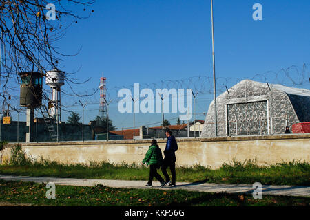 Florenz, Italien. 4. Dezember, 2017. Menschen zu Fuß. US-Militärbasis. Florenz. Italien wird schnell zu einem der mächtigen militärischen Partner für USA Credit: Lorenzo codacci/Alamy leben Nachrichten Stockfoto