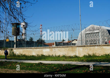 Florenz, Italien. 4. Dezember, 2017. Menschen zu Fuß. US-Militärbasis. Florenz. Italien wird schnell zu einem der mächtigen militärischen Partner für USA Credit: Lorenzo codacci/Alamy leben Nachrichten Stockfoto