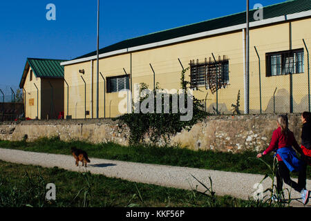 Florenz, Italien. 4. Dezember, 2017. Menschen zu Fuß. US-Militärbasis. Florenz. Italien wird schnell zu einem der mächtigen militärischen Partner für USA Credit: Lorenzo codacci/Alamy leben Nachrichten Stockfoto