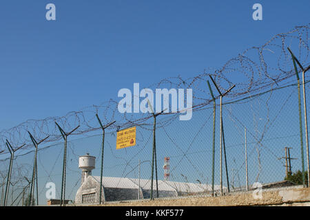 Florenz, Italien. 4. Dezember, 2017. Wasser Container innerhalb der US-Militärbasis. Florenz. Italien wird schnell zu einem der mächtigen militärischen Partner für USA Credit: Lorenzo codacci/Alamy leben Nachrichten Stockfoto