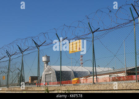 Florenz, Italien. 4. Dezember, 2017. Wasser Container innerhalb der US-Militärbasis. Florenz. Italien wird schnell zu einem der mächtigen militärischen Partner für USA Credit: Lorenzo codacci/Alamy leben Nachrichten Stockfoto