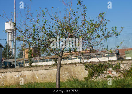 Florenz, Italien. 4. Dezember, 2017. Wasser Container innerhalb der US-Militärbasis. Florenz. Italien wird schnell zu einem der mächtigen militärischen Partner für USA Credit: Lorenzo codacci/Alamy leben Nachrichten Stockfoto