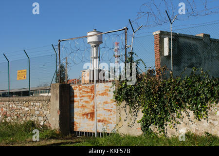 Florenz, Italien. 4. Dezember, 2017. Wasser Container innerhalb der US-Militärbasis. Florenz. Italien wird schnell zu einem der mächtigen militärischen Partner für USA Credit: Lorenzo codacci/Alamy leben Nachrichten Stockfoto