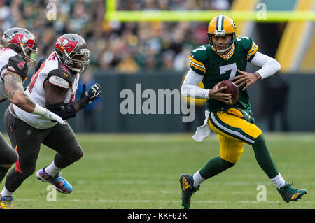 Dezember 3, 2017: Green Bay Packers Quarterback Brett Hundley #7 erhält hinter der Ansturm der Tampa Bay Verteidiger während der NFL Football Spiel zwischen der Tampa Bay Buccaneers und den Green Bay Packers in Lambeau Field in Green Bay, WI. Verpacker besiegten die Buccaneers in überstunden 26-20. John Fisher/CSM Stockfoto