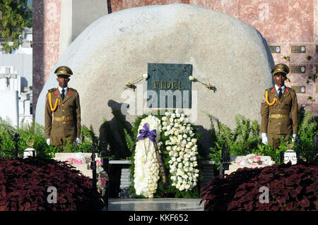 Santiago De Cuba, Kuba. Dezember 2017. Blumenopfer sind vor dem Grab des verstorbenen kubanischen Präsidenten Fidel Castro auf dem Friedhof Santa Ifigenia in Santiago de Cuba, Ostkuba, am 4. Dezember 2017 zu sehen. Der kubanische Präsident Raul Castro würdigte seinen Bruder am Montag, ein Jahr nachdem seine Asche auf dem Friedhof Santa Ifigenia in Santiago de Cuba gelegt wurde. Quelle: Str/Xinhua/Alamy Live News Stockfoto