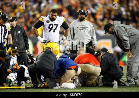 Cincinnati, OH, USA. 4. Dez, 2017. Pittsburgh Steelers Head Coach Mike Tomlin und Pittsburgh Steelers defensive Ende Cameron Heyward (97) stehen über eine verletzte Pittsburgh Steelers inside Linebacker Ryan Shazier (50) Während eines Spiels zwischen den Pittsburgh Steelers und den Cincinnati Bengals an Paul Brown Stadium in Cincinnati, OH. Adam Lacy/CSM/Alamy leben Nachrichten Stockfoto