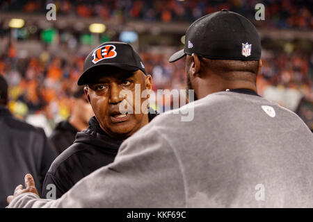 Cincinnati, OH, USA. 4. Dez, 2017. Cincinnati Bengals Head Coach Marvin Lewis und Pittsburgh Steelers Head Coach Mike Tomlin treffen nach einem Spiel zwischen den Pittsburgh Steelers und den Cincinnati Bengals an Paul Brown Stadium in Cincinnati, OH. Die Steelers besiegten die Bengals 23-20. Adam Lacy/CSM/Alamy leben Nachrichten Stockfoto