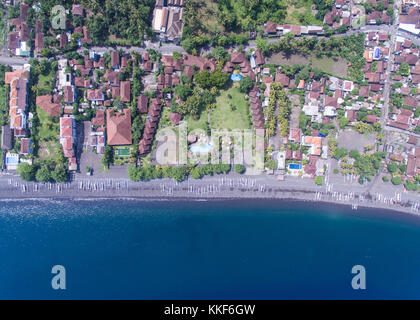 Bali. 5 Dez, 2017. Foto auf Dec. 5, 2017 zeigt Boote am Strand in Amed, Bali, Indonesien. Auswirkungen der eskalierenden vulkanischen Aktivitäten des Mount Agung in der indonesischen Insel Bali haben dringend jene verdienen ihren Lebensunterhalt aus der Tourismusbranche in Amed betroffen, eine östliche Bali Coastal Region, welche bekannt für seine schönen Strände, Surfen und Tauchen Flecken bekannt ist. Credit: du Yu/Xinhua/alamy leben Nachrichten Stockfoto