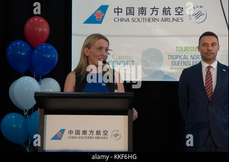 (171205) -- CAIRNS, Australien, 5. Dezember (Xinhua) -- Queensland State Tourism Minister Kate Jones spricht am 5. Dezember 2017 auf dem Cairns International Airport an der Begrüßungszeremonie für den ersten Flug von Guangzhou, China nach Cairns, Australien. (Xinhua/Xu Haijing) (rh) Credit: Xu Haijing) (rh/Xinhua/Alamy Live News Stockfoto