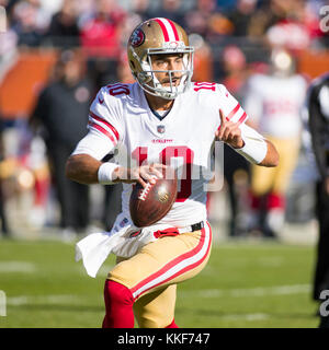 Dezember 03, 2017: Chicago, Illinois, USA - 49ers Quarterback #10 Jimmy Garoppolo in Aktion während der NFL Spiel zwischen den San Francisco 49ers und die Chicago Bears im Soldier Field in Chicago, IL. Fotograf: Mike Wulf Stockfoto