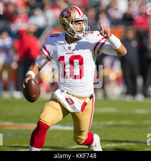 Dezember 03, 2017: Chicago, Illinois, USA - 49ers Quarterback #10 Jimmy Garoppolo in Aktion während der NFL Spiel zwischen den San Francisco 49ers und die Chicago Bears im Soldier Field in Chicago, IL. Fotograf: Mike Wulf Stockfoto