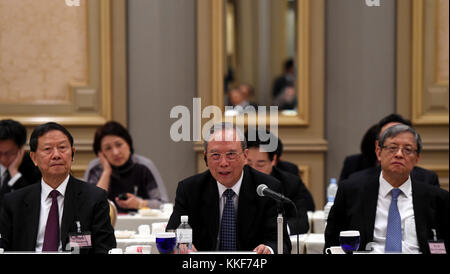 Tokio, Japan. Dezember 2017. Zeng Peiyan (C, Front), ehemaliger chinesischer Vize-Premier und Vorsitzender des China Center for International Economic Exchange, spricht während der dritten Runde des chinesisch-japanischen Dialogs zwischen Unternehmern und ehemaligen hochrangigen Beamten am 5. Dezember 2017 in Tokio. Wirtschaftsführer, ehemalige hochrangige Beamte, Experten und Wissenschaftler aus China und Japan riefen in der dritten Runde des chinesisch-japanischen Unternehmerdialogs und des Dialogs ehemaliger hochrangiger Beamter, der hier am Dienstag abgeschlossen wurde, zu einer Vertiefung der wirtschaftlichen Zusammenarbeit auf. Quelle: Ma Ping/Xinhua/Alamy Live News Stockfoto