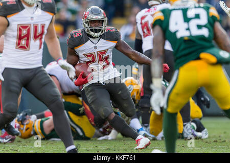 Dezember 3, 2017: Tampa Bay Buccaneers zurück laufen Peyton Friseur #25 in Aktion während der NFL Football Spiel zwischen der Tampa Bay Buccaneers und den Green Bay Packers in Lambeau Field in Green Bay, WI. Verpacker besiegten die Buccaneers in überstunden 26-20. John Fisher/CSM Stockfoto