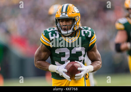 Dezember 3, 2017: Green Bay Packers zurück laufen Aaron Jones #33 Kerben die gewinnenden Touchdown auf einem 20 Yard während der NFL Football Spiel zwischen der Tampa Bay Buccaneers und den Green Bay Packers in Lambeau Field in Green Bay, WI. Verpacker besiegten die Buccaneers in überstunden 26-20. John Fisher/CSM Stockfoto