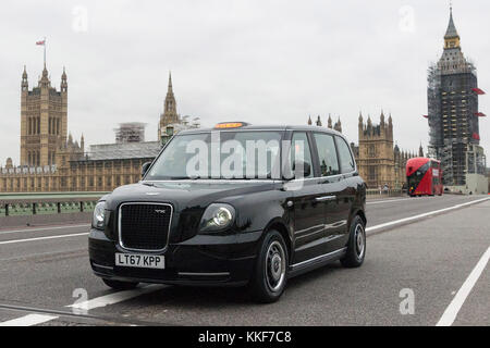 London, Großbritannien. Dezember 2017. Am 5. Dezember 2017 fährt ein neues elektrisches TX eCity-Taxi auf der Straße in London, Großbritannien. London hat am Dienstag die neuen elektrischen schwarzen Fahrerhäuser auf den Markt gebracht. Quelle: Ray Tang/Xinhua/Alamy Live News Stockfoto