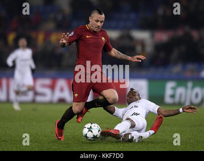 Rom, Italien. Dezember 2017. Radja Nainggolan (L) von Roma tritt am 5. Dezember 2017 mit Donald Guerrier in Rom an. Roma gewann mit 1:0. Quelle: Alberto Lingria/Xinhua/Alamy Live News Stockfoto