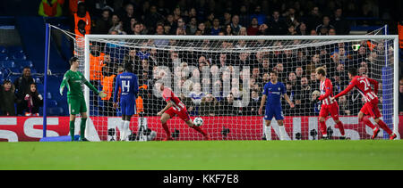 London, Großbritannien. Dezember 2017. Saul Niguez (3. L) von Atletico Madrid erzielte beim Gruppenspiel der UEFA Champions League zwischen Chelsea und Atletico Madrid am 5. Dezember 2017 in der Stamford Bridge in London. Das Spiel wurde mit 1:1 beendet. Quelle: Richard Washbrooke/Xinhua/Alamy Live News Stockfoto