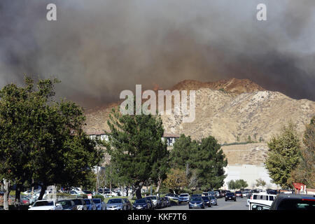 SANTA CLARITA, CA/USA - 5. Dezember 2017: Flammen aus dem Rye Fire beginnen in der Nähe einer Seniorensiedlung und eines Industrieparks nördlich von Los Angeles zu brennen. Quelle: Kilmer Media/Alamy Live News Stockfoto