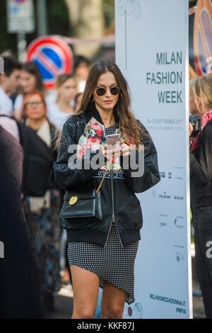 Mailand, Italien - 22. September 2017: Modische Mädchen während Armani Modenschau in Mailand fashion week - street style Konzept Frühjahr/Sommer 2018. Stockfoto