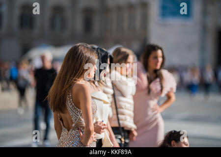 Mailand, Italien - 22. September 2017: Modische Mädchen während Armani Modenschau in Mailand fashion week - street style Konzept Frühjahr/Sommer 2018. Stockfoto