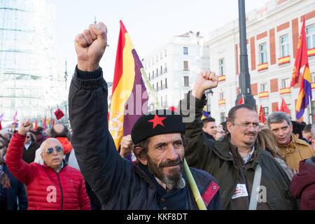 Madrid, Spanien. Dezember 2017. Ein Mann mit Bart, der eine Flagge der Zweiten Spanischen Republik trägt und seine rechte Faust in der Luft hält, während eines Hymnus am Ende der Demonstration, in der er für die 3. Spanische Republik in Madrid behauptete. © Valentin Sama-Rojo/Alamy Live News. Stockfoto