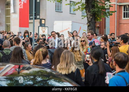 Mailand, Italien - 22. September 2017: Chiara feragni umgeben von Fans und Fotografen vor dem versace fashion show in Mailand auf der Modewoche Frühjahr/Sommer 2018. Stockfoto