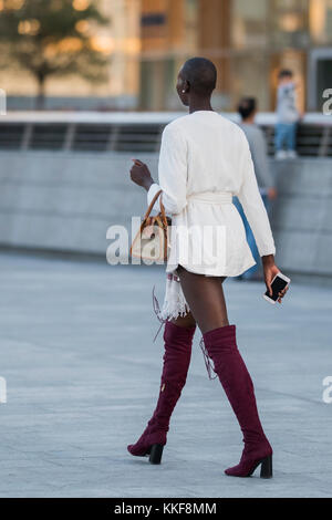 Mailand, Italien - 21 September 2017: Fashion Model zu Fuß auf der Straße in Mailand auf der Modewoche. Stockfoto