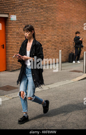 Mailand, Italien - 24 September 2017: Mode Mädchen in Mailand auf der Modewoche. Stockfoto