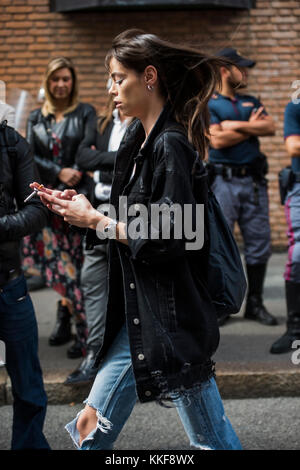 Mailand, Italien - 24 September 2017: Mode Mädchen in Mailand auf der Modewoche. Stockfoto