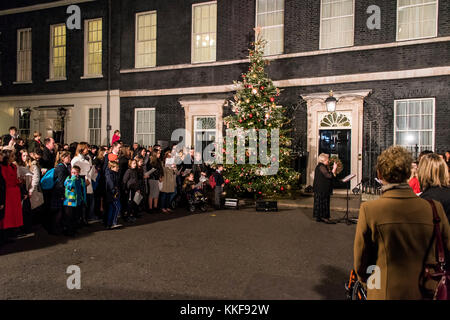 London, Großbritannien. 06 Dez, 2017. Die Downing Street Weihnachtsbaum Leuchten serenaded durch eine traditionelle Kinder Chor singt Weihnachtslieder. Credit: Guy Bell/Alamy leben Nachrichten Stockfoto