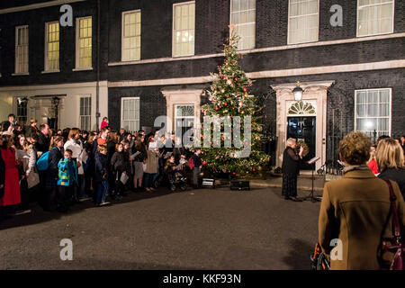 London, Großbritannien. 06 Dez, 2017. Die Downing Street Weihnachtsbaum Leuchten serenaded durch eine traditionelle Kinder Chor singt Weihnachtslieder. Credit: Guy Bell/Alamy leben Nachrichten Stockfoto