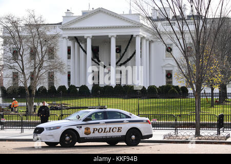 Washington, Vereinigte Staaten, USA. Dezember 2017. Ein Polizist steht am 6. Dezember 2017 vor dem Weißen Haus in Washington, DC, den Unite States, Wache. US-Präsident Donald Trump kündigte am Mittwoch im Weißen Haus seine Anerkennung Jerusalems als Hauptstadt Israels an und beauftragte das Außenministerium, mit dem Prozess der Verlegung der US-Botschaft von Tel Aviv nach Jerusalem zu beginnen. Quelle: Yin Bogu/Xinhua/Alamy Live News Stockfoto