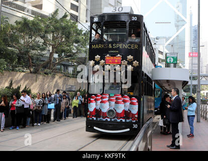 Hongkong, China. 6 Dez, 2017. Weihnachten Dekorationen auf einer Strassenbahn in Hong Kong, South China, Dec. 6, 2017. Credit: Li Peng-/Xinhua/alamy leben Nachrichten Stockfoto