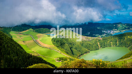 Schöne Aussicht auf Seven Cities See 'Lagoa das Sete Cidades' von Miradouro da Boca do Inferno viepoint in São Miguel (Sao Miguel Insel, Azoren, Hafen Stockfoto