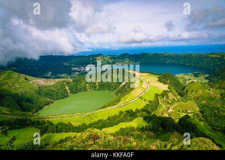 Schöne Aussicht auf Seven Cities See 'Lagoa das Sete Cidades' von Miradouro da Boca do Inferno viepoint in São Miguel (Sao Miguel Insel, Azoren, Hafen Stockfoto