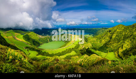 Schöne Aussicht auf Seven Cities See 'Lagoa das Sete Cidades' von Miradouro da Boca do Inferno viepoint in São Miguel (Sao Miguel Insel, Azoren, Hafen Stockfoto