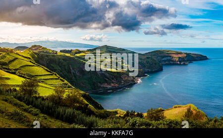 Schöner Panoramablick auf Sao Miguel Island und den Atlantischen Ozean vom Miradouro de Santa Iria in Sao Miguel, Azoren, Portugal Stockfoto