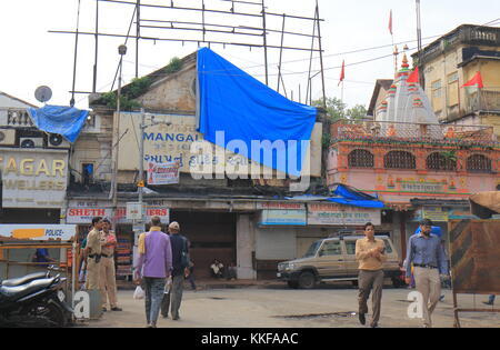 Menschen besuchen Mangaldas Markt in der Innenstadt von Mumbai, Indien. Mangaldas Markt ist eine berühmte Stoff Markt. Stockfoto