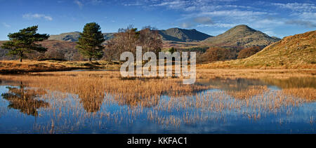 Panoramablick von Kelly Halle Tarn, mit dem alten Mann von coniston ziert den Hintergrund Stockfoto