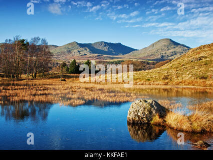 Die Stille von Kelly Halle Tarn, mit dem alten Mann von coniston ziert den Hintergrund Stockfoto