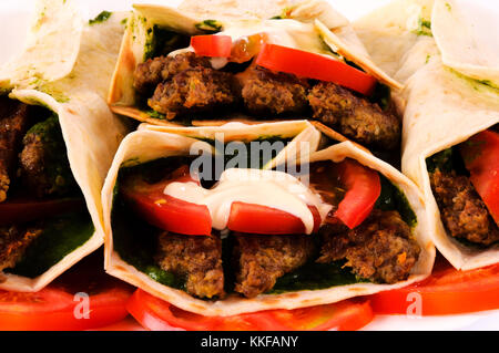 Bündel von Gyros Pita und Gemüse Stockfoto