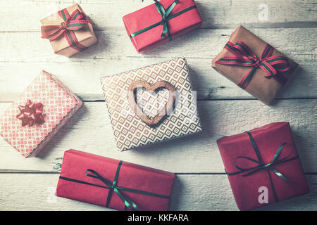 Geschenke Holz flach auf weißen Hintergrund legen verpackt Stockfoto