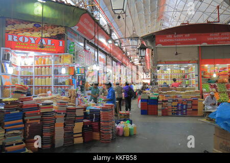 Menschen besuchen Crawford Market in Mumbai, Indien. Crawford Market ist einer der größten Markt im Süden von Mumbai, Indien. Stockfoto
