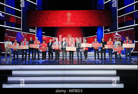 Gordon Banks (Mitte) mit anderen Wm 2018 zeichnen Botschafter Cafu, Laurent Blanc, Fabio Cannavaro, Diego Forlan und Carles Puyol während der Mittel an das World Trade Center in Moskau, Moskau. Stockfoto