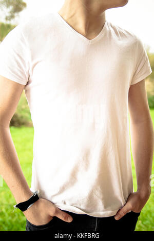 Nahaufnahme Blick auf jungen Mann mit leeren weißen T-Shirt Stockfoto